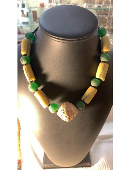 collier africain perles de verres & de troc le pendentif principal et en terre cuite d'aspect pittoresque